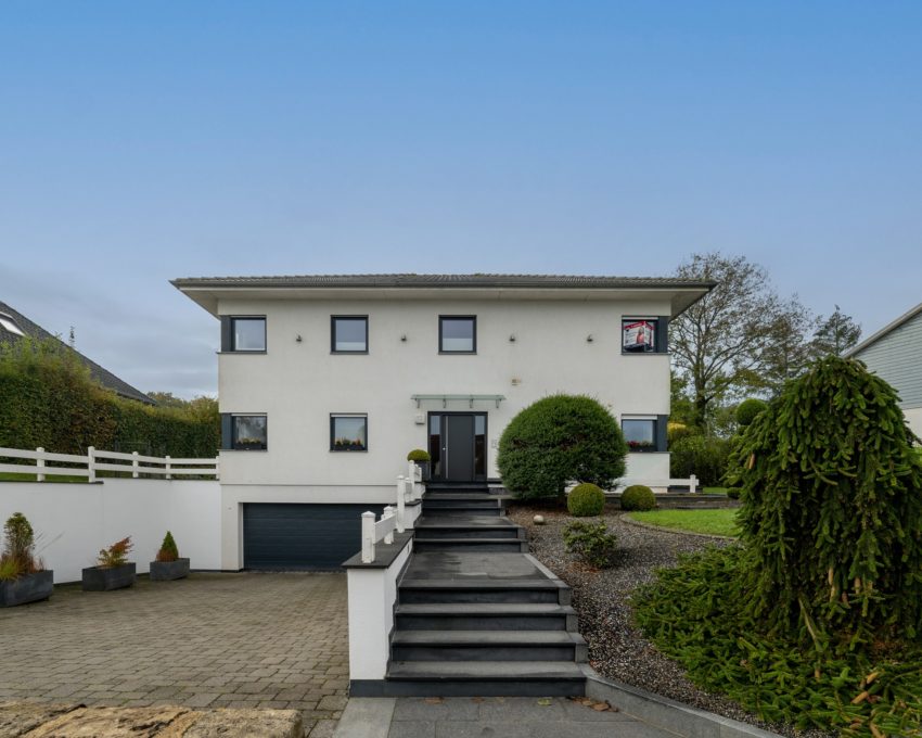 Architect-Designed Detached House in Neuhaeusgen